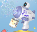 Pistolet elektroniczny do baniek ze zbiornikierm fioletowy z podświetleniem LED.png
