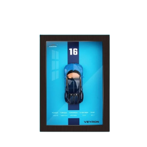 Obraz ścienny z metalowym modelem 3D Bugatti gablota