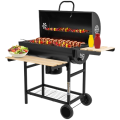 Czarny grill węglowy ogrodowy typu beczka z otwartą pokrywą i rozłożonymi drewnianymi półkami, termometrem i cyrkulacją powietrza.