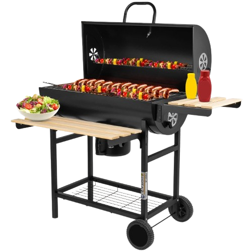 Czarny grill węglowy ogrodowy typu beczka z otwartą pokrywą i rozłożonymi drewnianymi półkami, termometrem i cyrkulacją powietrza.