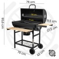 Czarny grill węglowy ogrodowy typu beczka z otwartą pokrywą i rozłożonymi drewnianymi półkami, termometrem i cyrkulacją powietrza.
