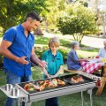 Srebrny grill polowy ze stali nierdzewnej łączący funkcję klasycznego rusztu oraz metalowej patelni grillowej